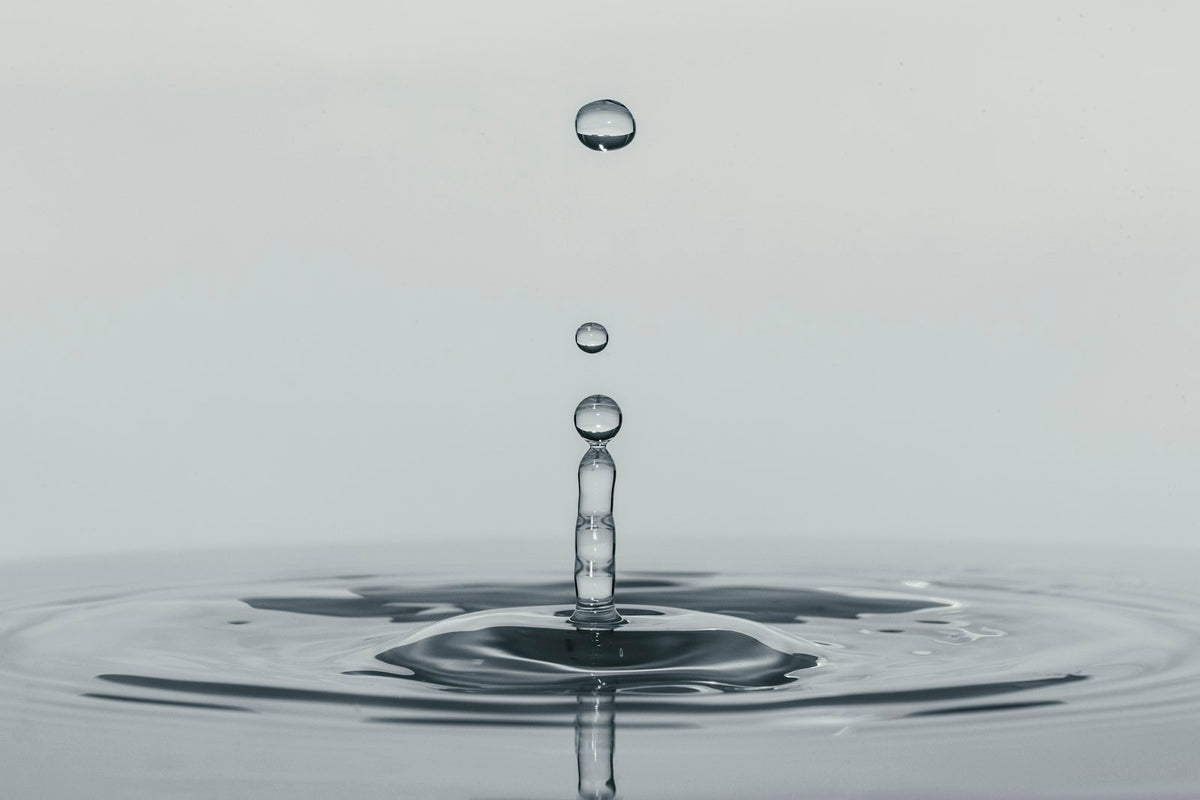 Goutte d'eau tombant dans l'eau, hyaluronate de sodium 100-130 kDa Image