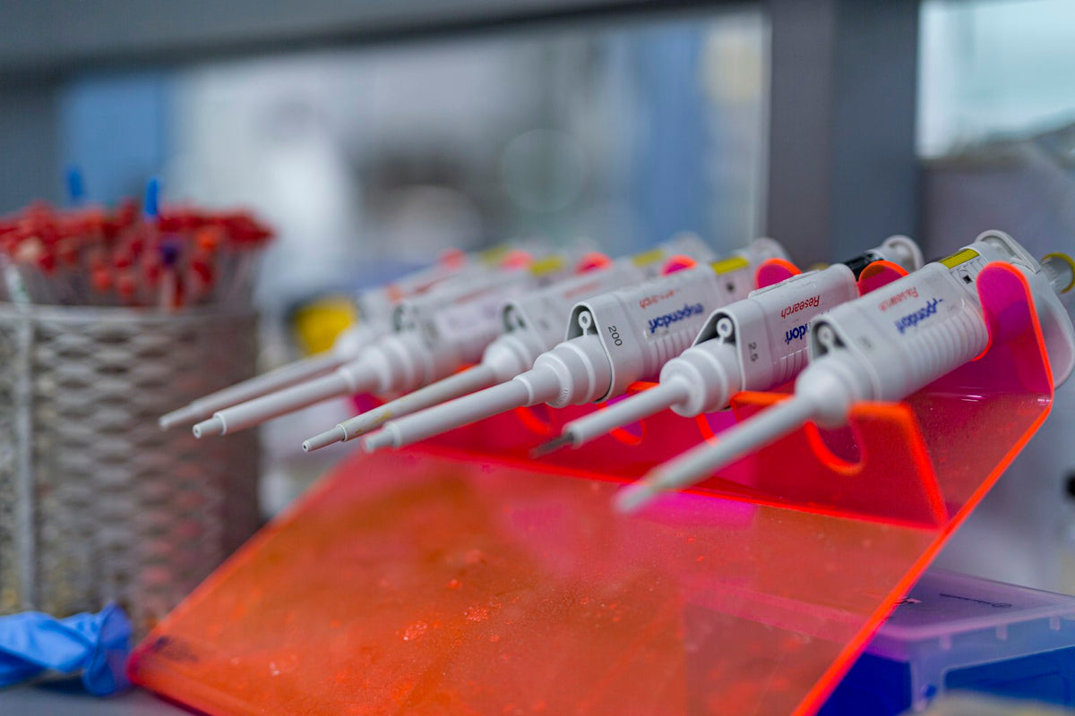 Pipettes de laboratoire, actif anti-pollution MAT213 issu de biotechnologie Image