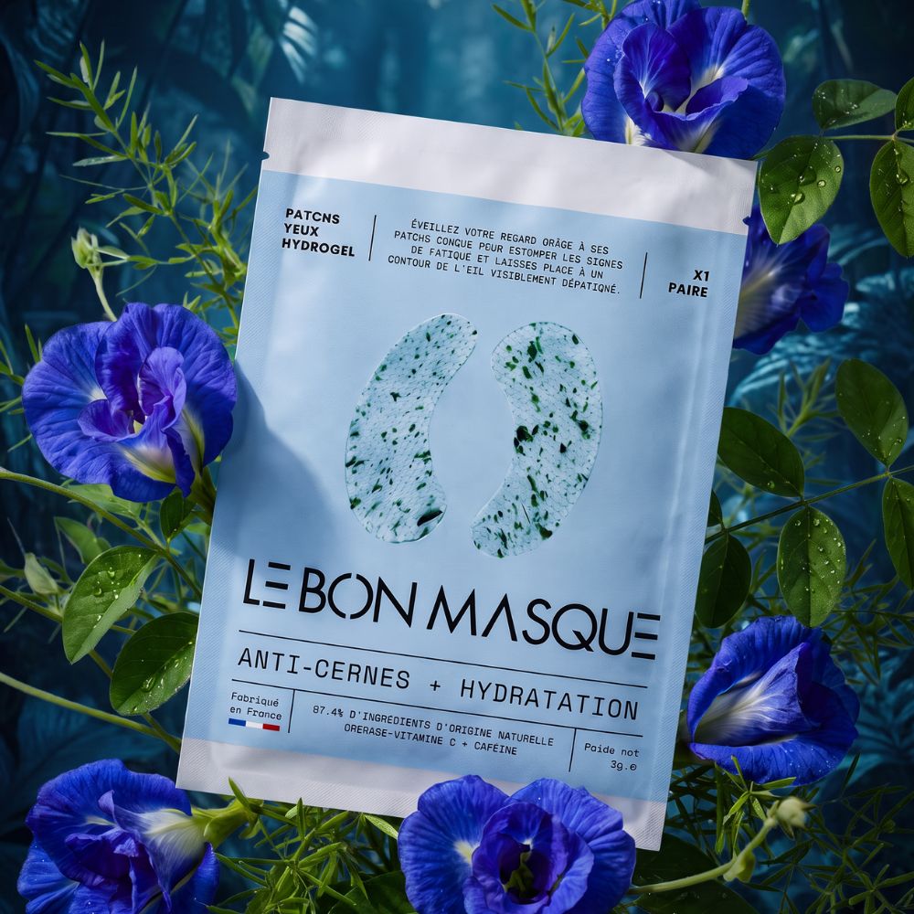 Patchs Yeux Pois Papillon & Caféine Regard Ravivé Le Bon Masque, sachet bleu sur fleurs